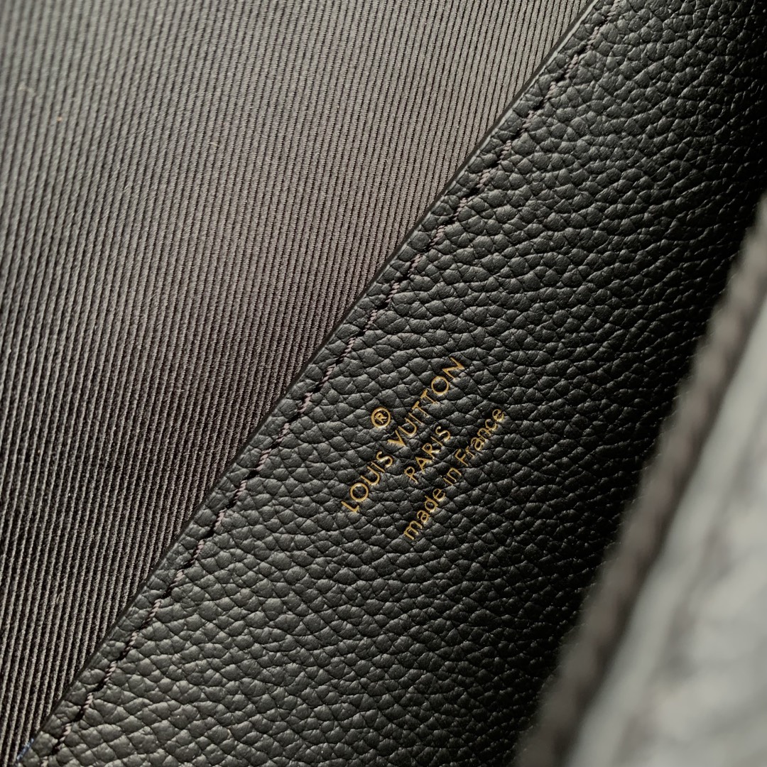 l**is V*t*n wallet on chain-22 x 15 x 5.5cm