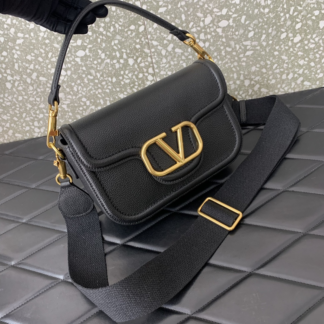 Valentino Garavani Allnite Bag-23.5✖️18✖️8CM