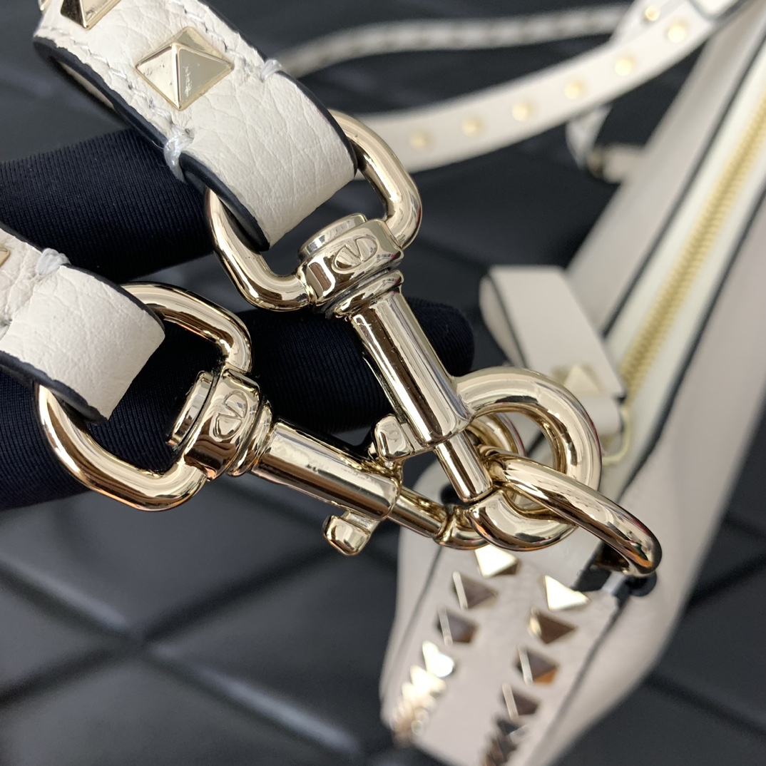 Valentino Garavani Rockstud Hobo Bag-6✖️4✖️16CM