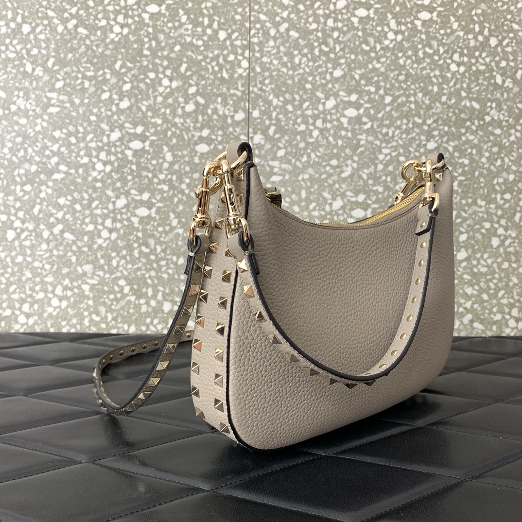Valentino Garavani Rockstud Hobo Bag-6✖️4✖️16CM