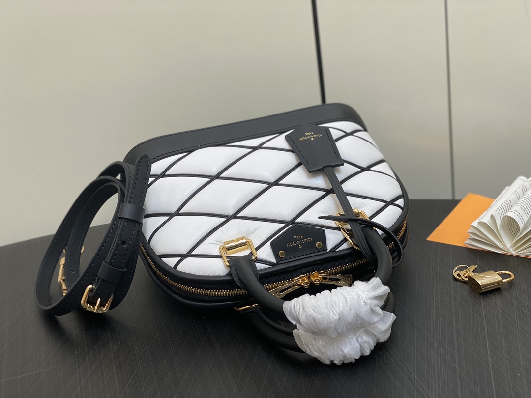 l**is V*t*n m22878 alma bb-23.5 x 17.5 x 11.5cm