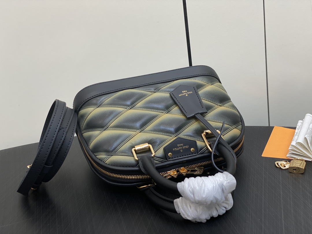 l**is V*t*n m22878 alma bb-23.5 x 17.5 x 11.5cm