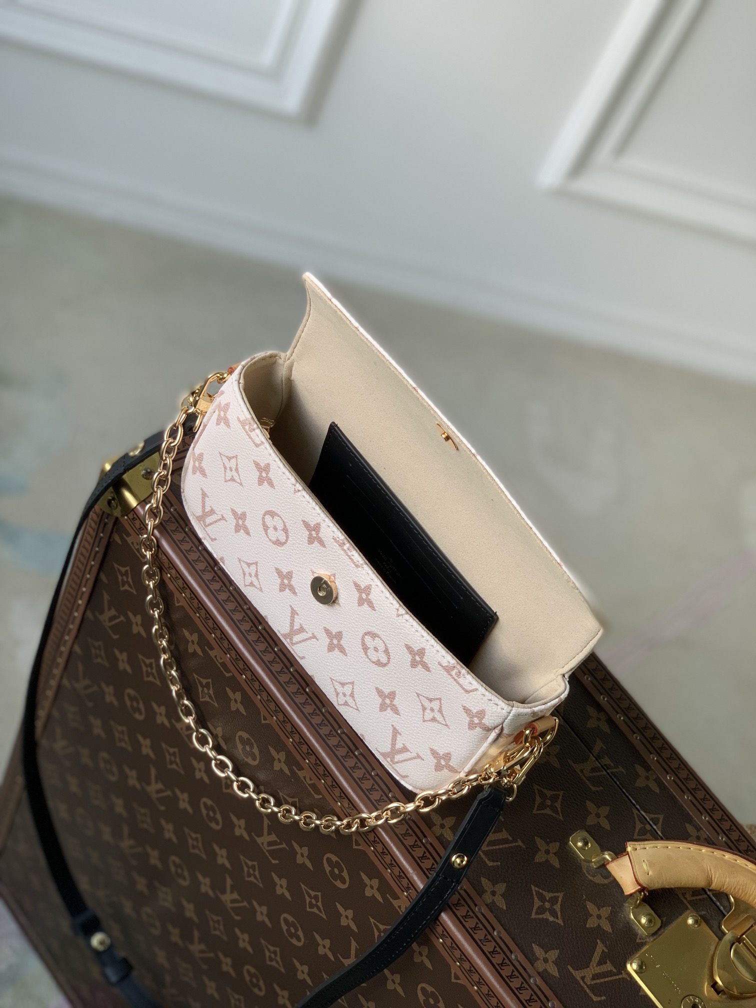 l**is V*t*n wallet on chain ivy-23.5 x 12.0 x 4.3 cm