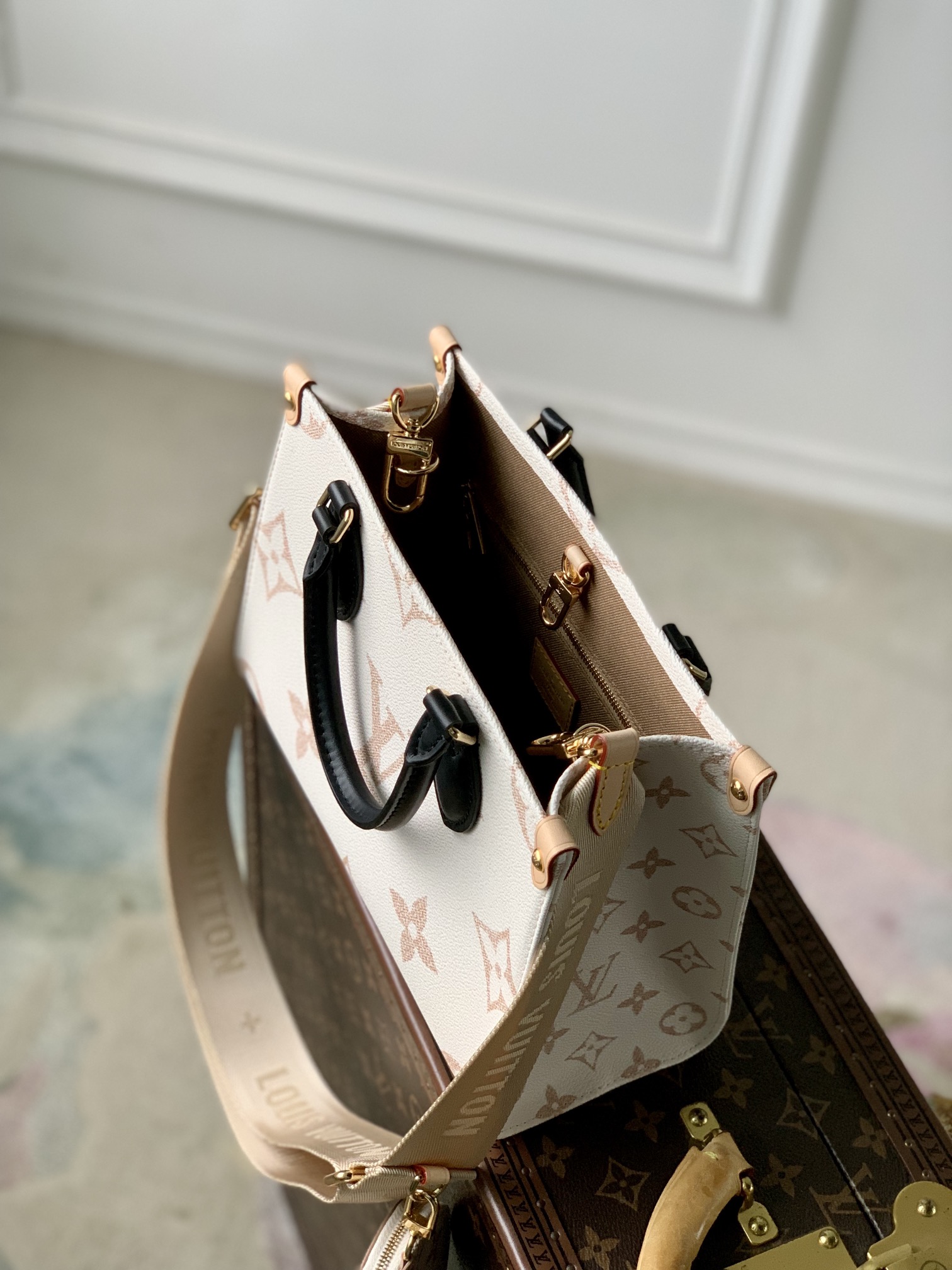 l**is V*t*n onthego handbag-25*19*11.5 cm