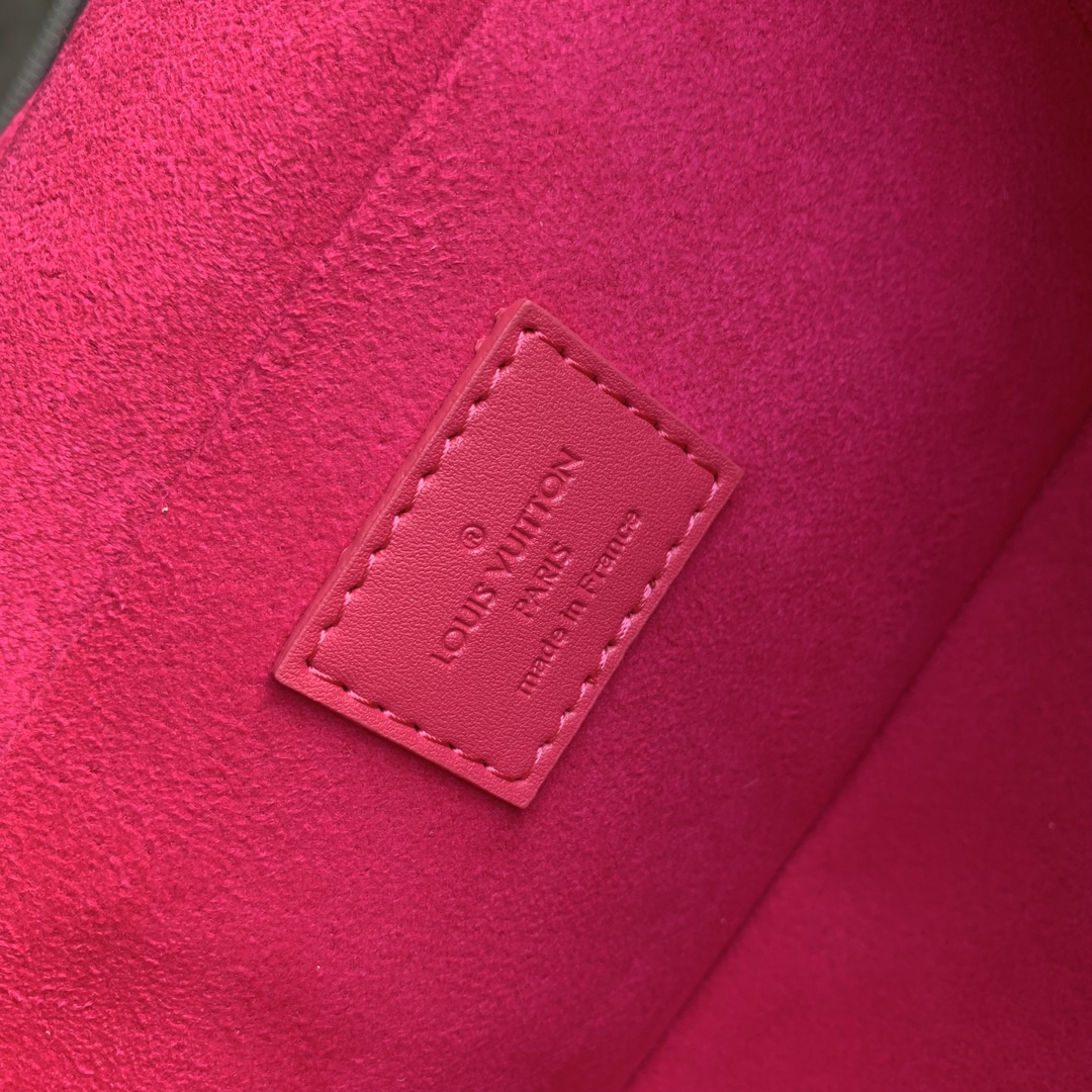 l**is V*t*n nice cosmetic bag