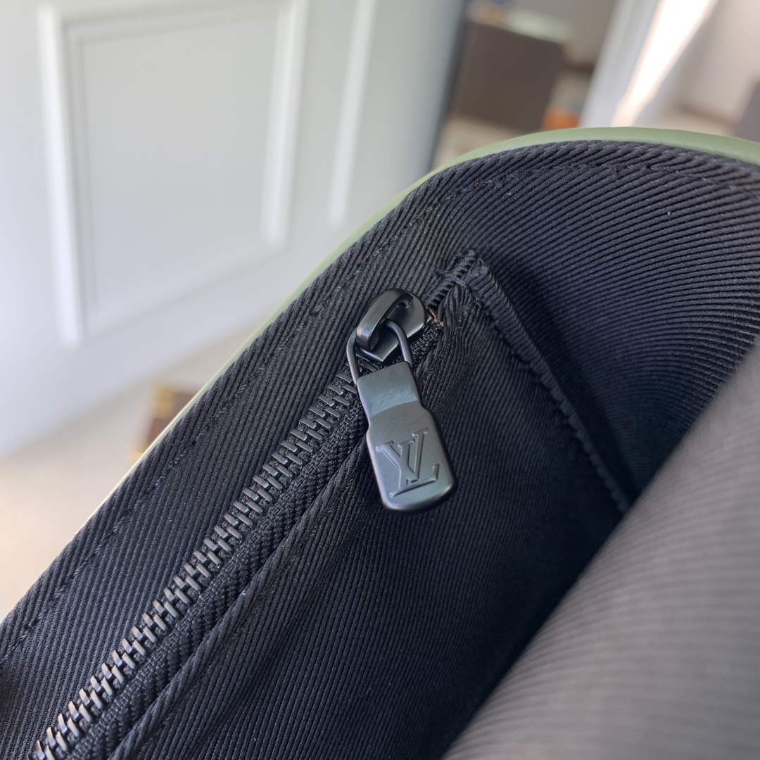 l**is V*t*n steamer bag-18x 11x 6.5cm