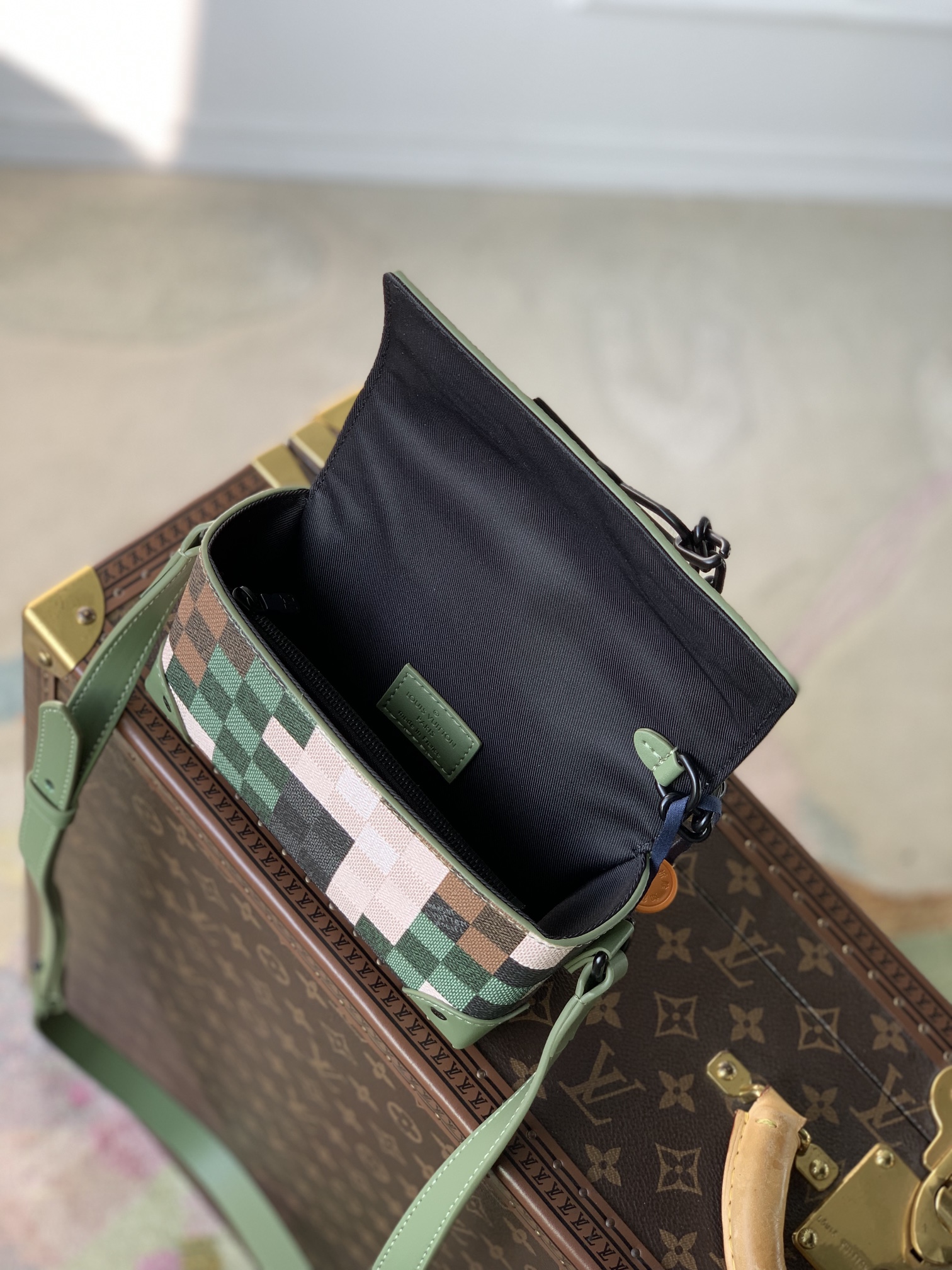 l**is V*t*n steamer bag-18x 11x 6.5cm