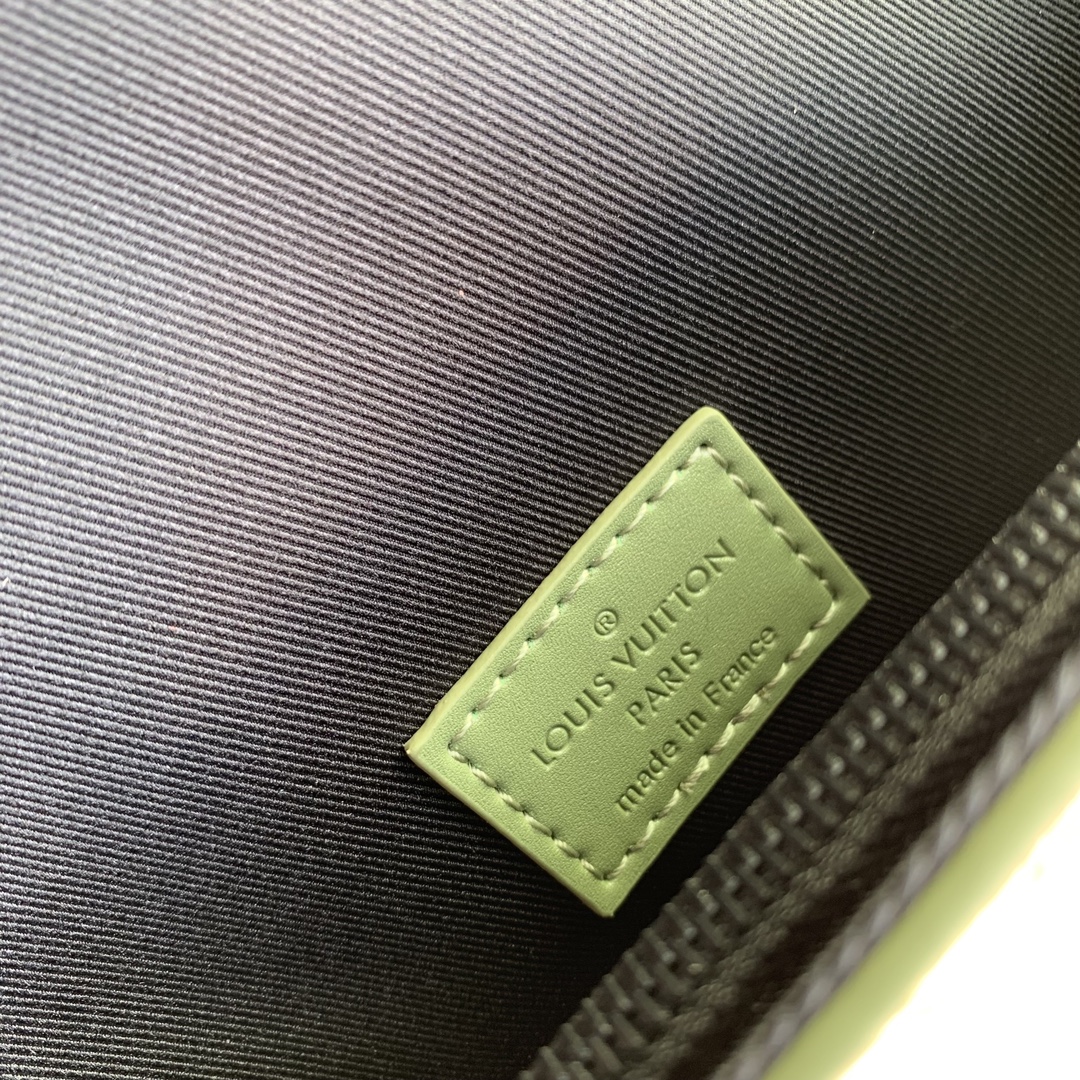 l**is V*t*n steamer bag-18x 11x 6.5cm