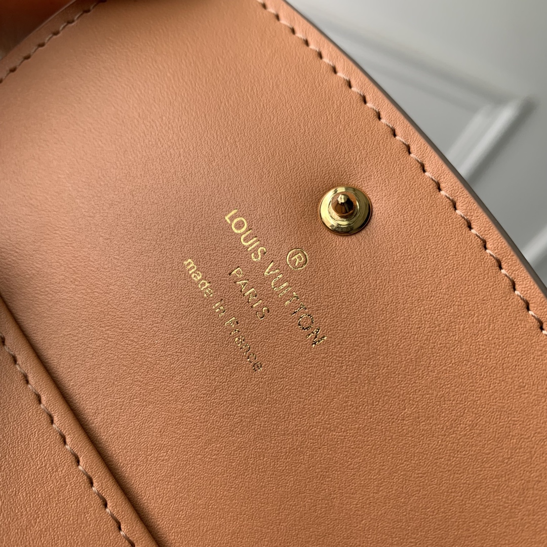 l**is V*t*n wallet-10.5 x 5.5 x 1cm