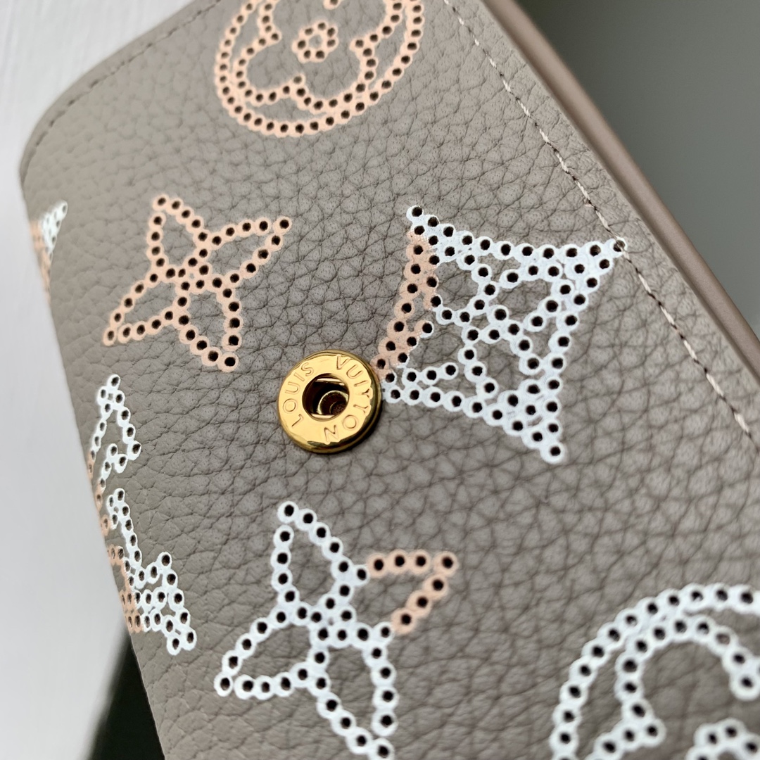 l**is V*t*n wallet-10.5 x 5.5 x 1cm