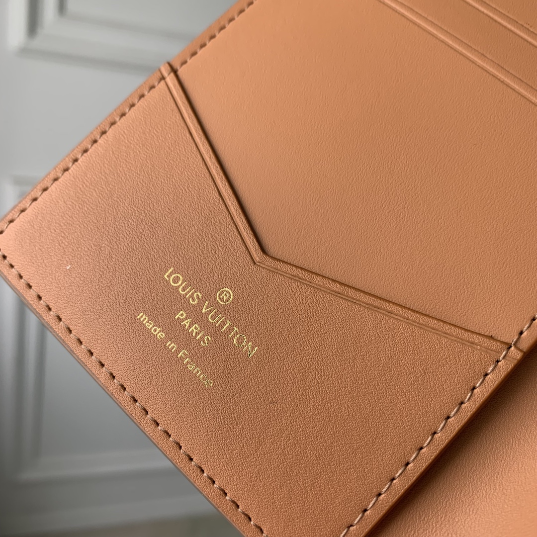 l**is V*t*n wallet-10 x 14 x 2.5cm