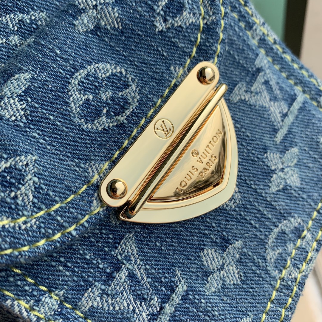 l**is V*t*n fairfax pochette bag-14 x 18 x 2.7cm