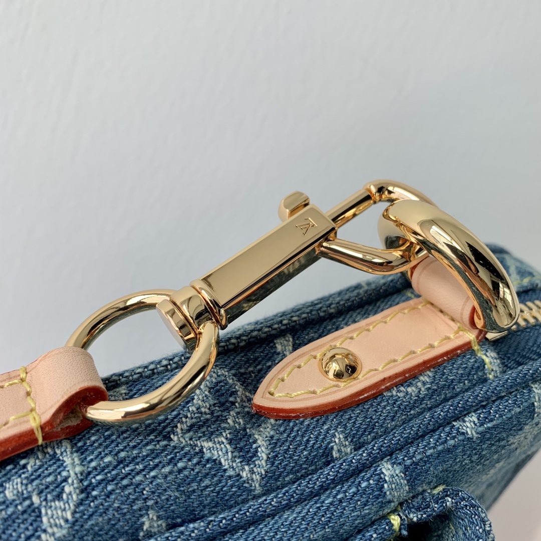 l**is V*t*n fairfax pochette bag-14 x 18 x 2.7cm