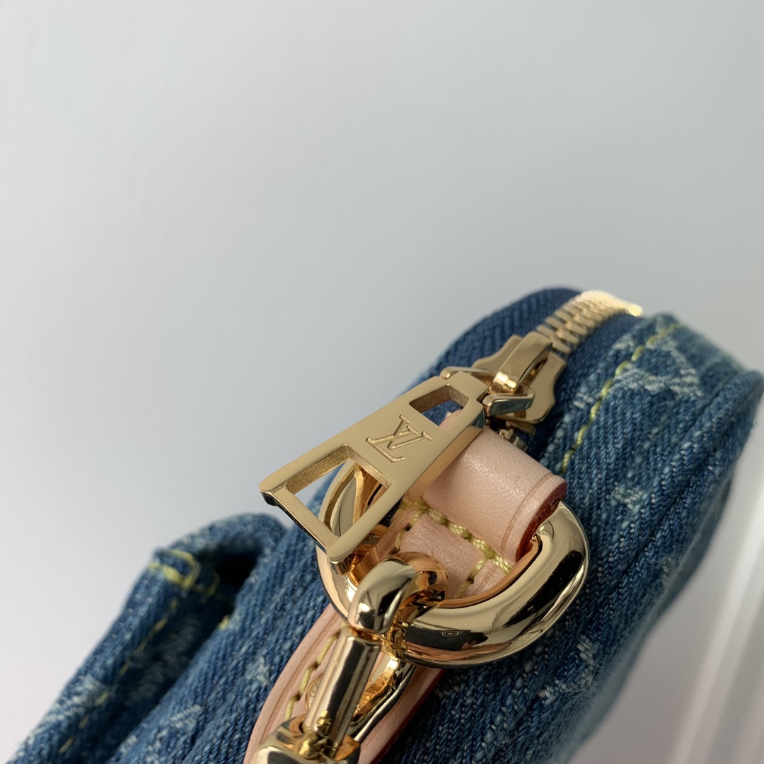 l**is V*t*n fairfax pochette bag-14 x 18 x 2.7cm