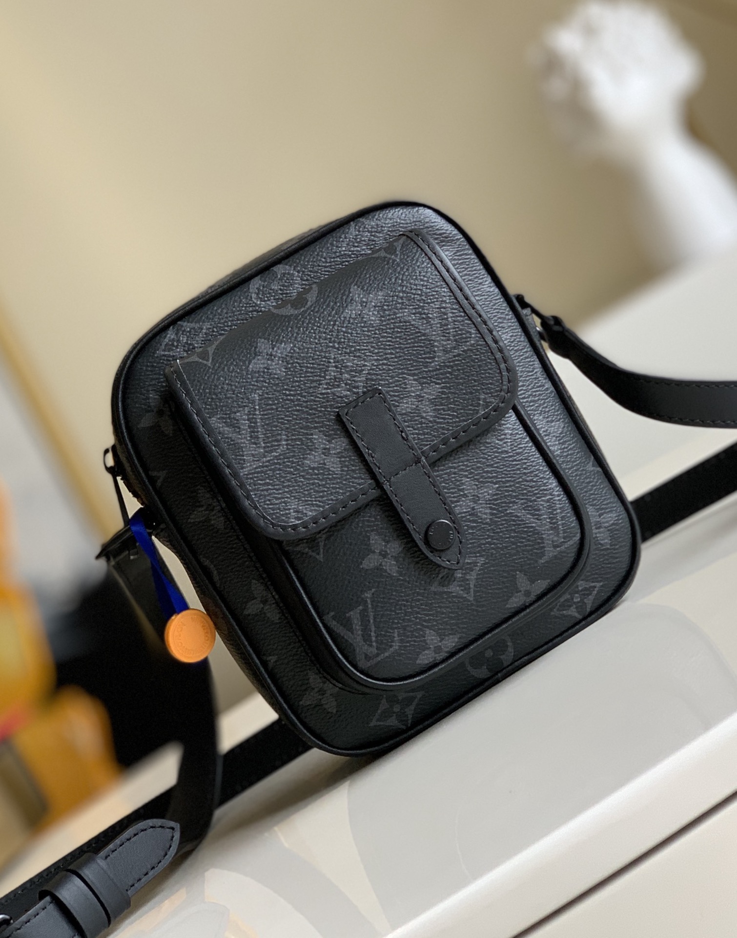 l**is V*t*nmonogram macassar christopher bag-15x17x8cm