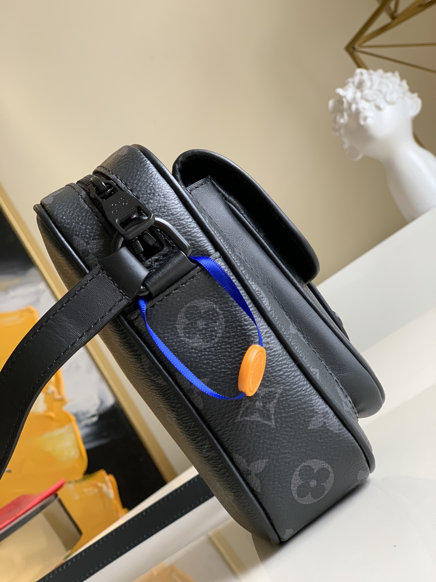 l**is V*t*nmonogram macassar christopher bag-15x17x8cm