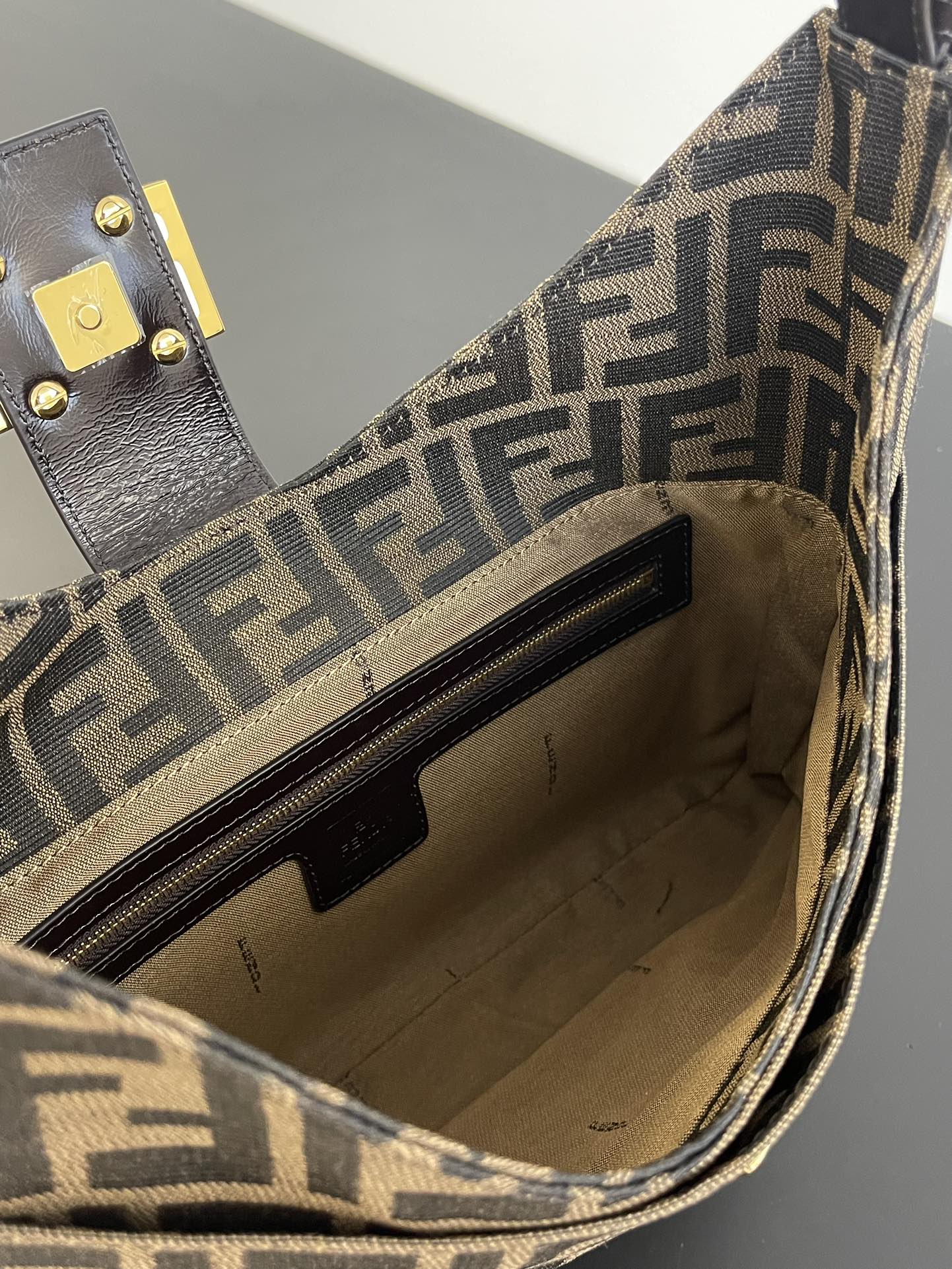 F**di vintage bag-29x25x4cm