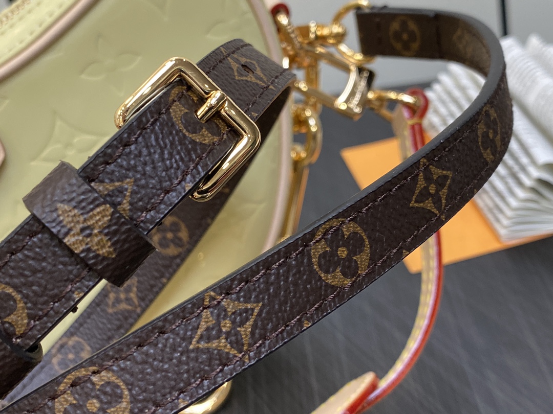 l**is V*t*n croissant m24021-21 x 13 x 7cm