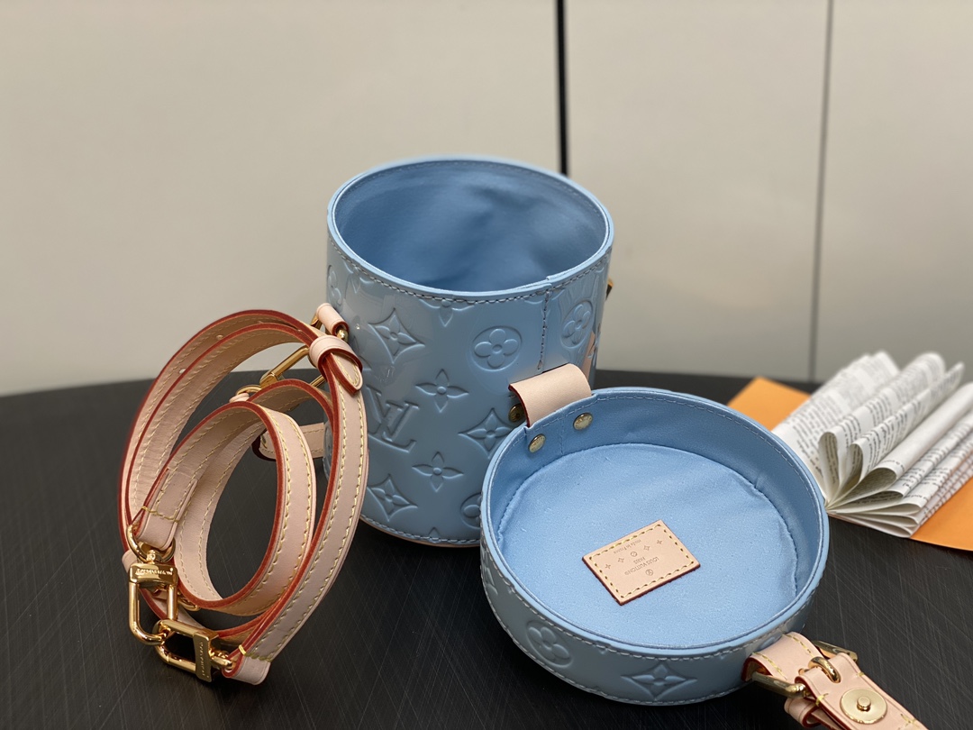 l**is V*t*n astor bag m24099-12 x 14.2 x 12cm