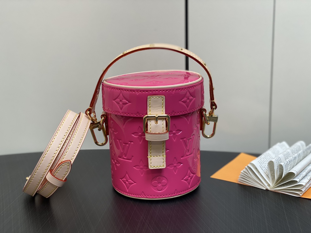 l**is V*t*n astor bag m24099-12 x 14.2 x 12cm