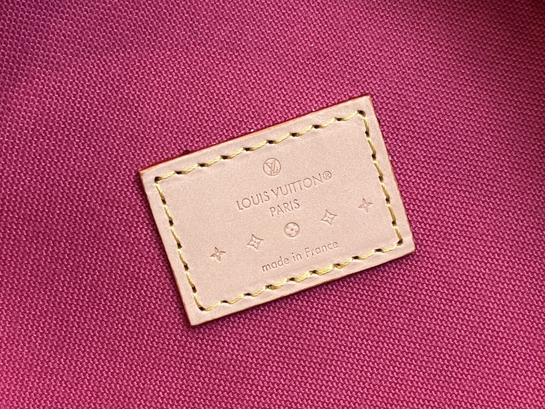 l**is V*t*n astor bag m24099-12 x 14.2 x 12cm