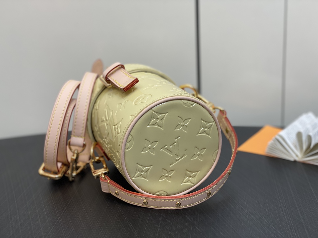 l**is V*t*n astor bag m24099-12 x 14.2 x 12cm