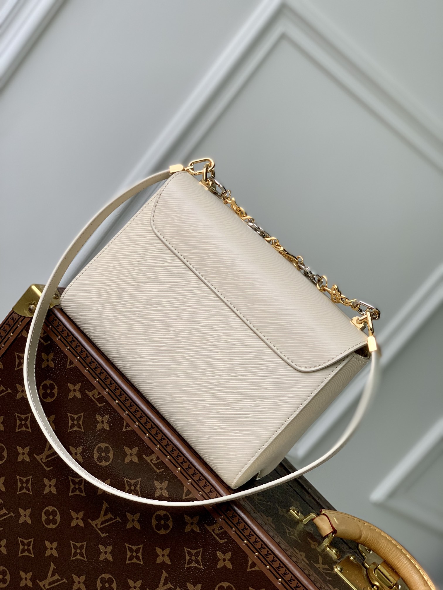 l**is V*t*n twist mm-23*18*8cm