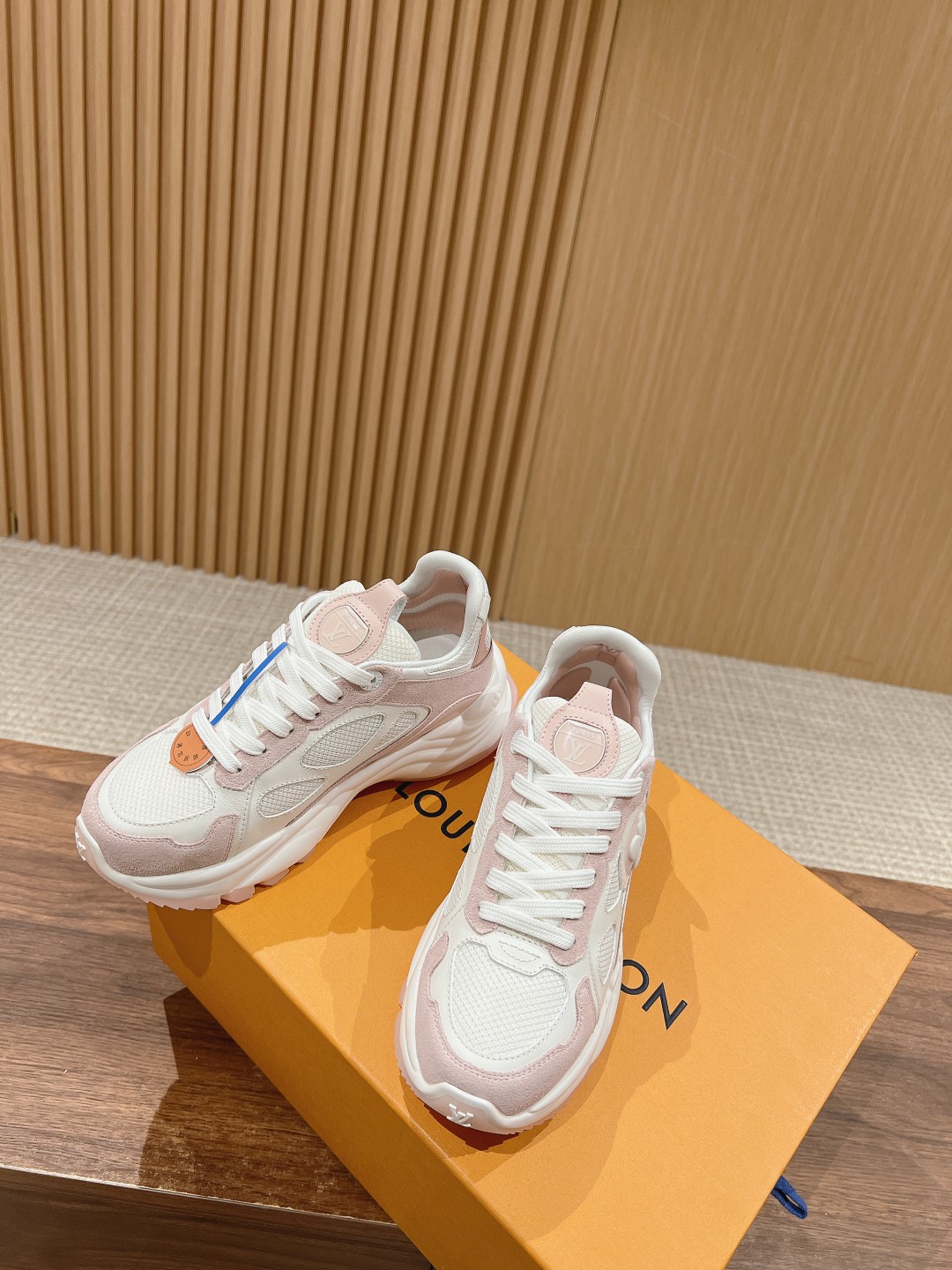 l**is V*t*n run55 sneakers(eu35-eu41)