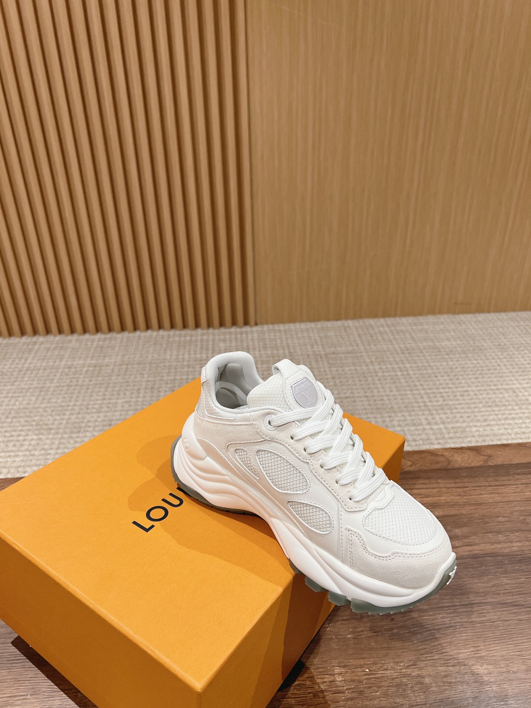 l**is V*t*n run55 sneakers(eu35-eu41)