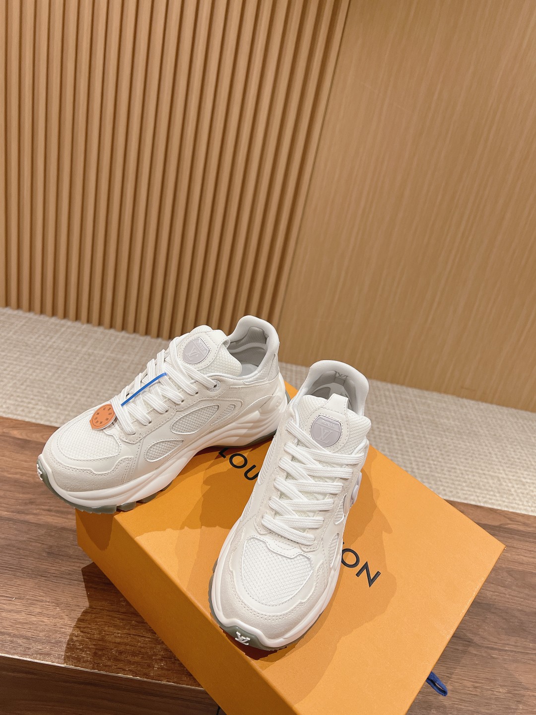 l**is V*t*n run55 sneakers(eu35-eu41)