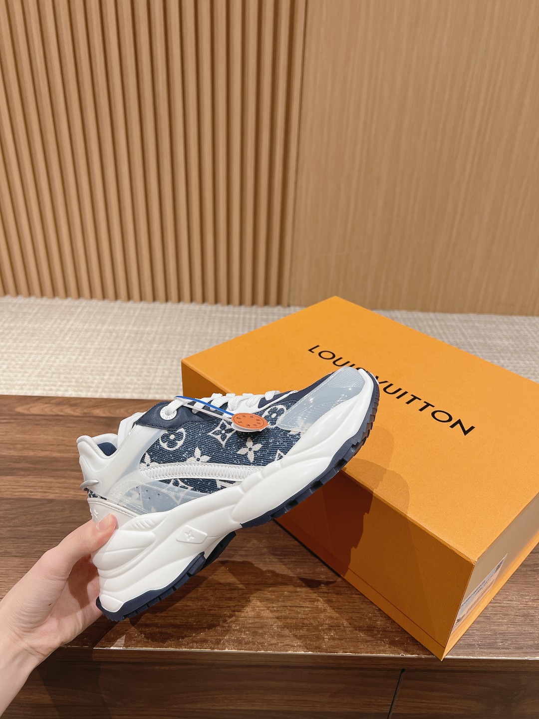 l**is V*t*n run55 sneakers(eu35-eu41)