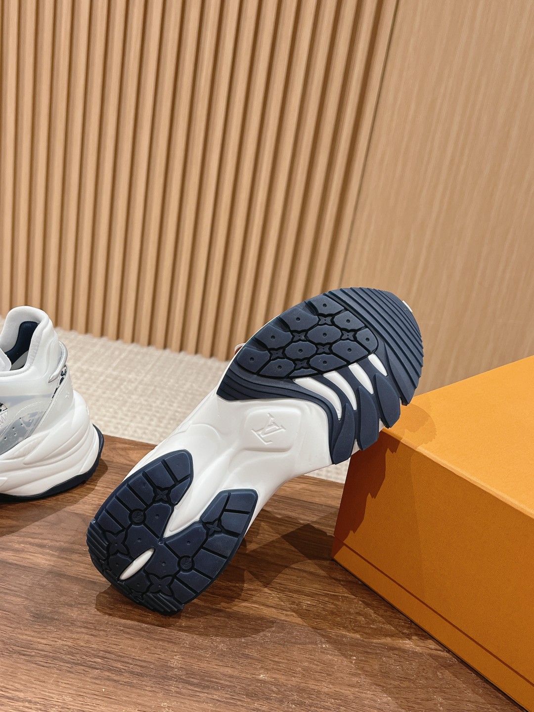 l**is V*t*n run55 sneakers(eu35-eu41)