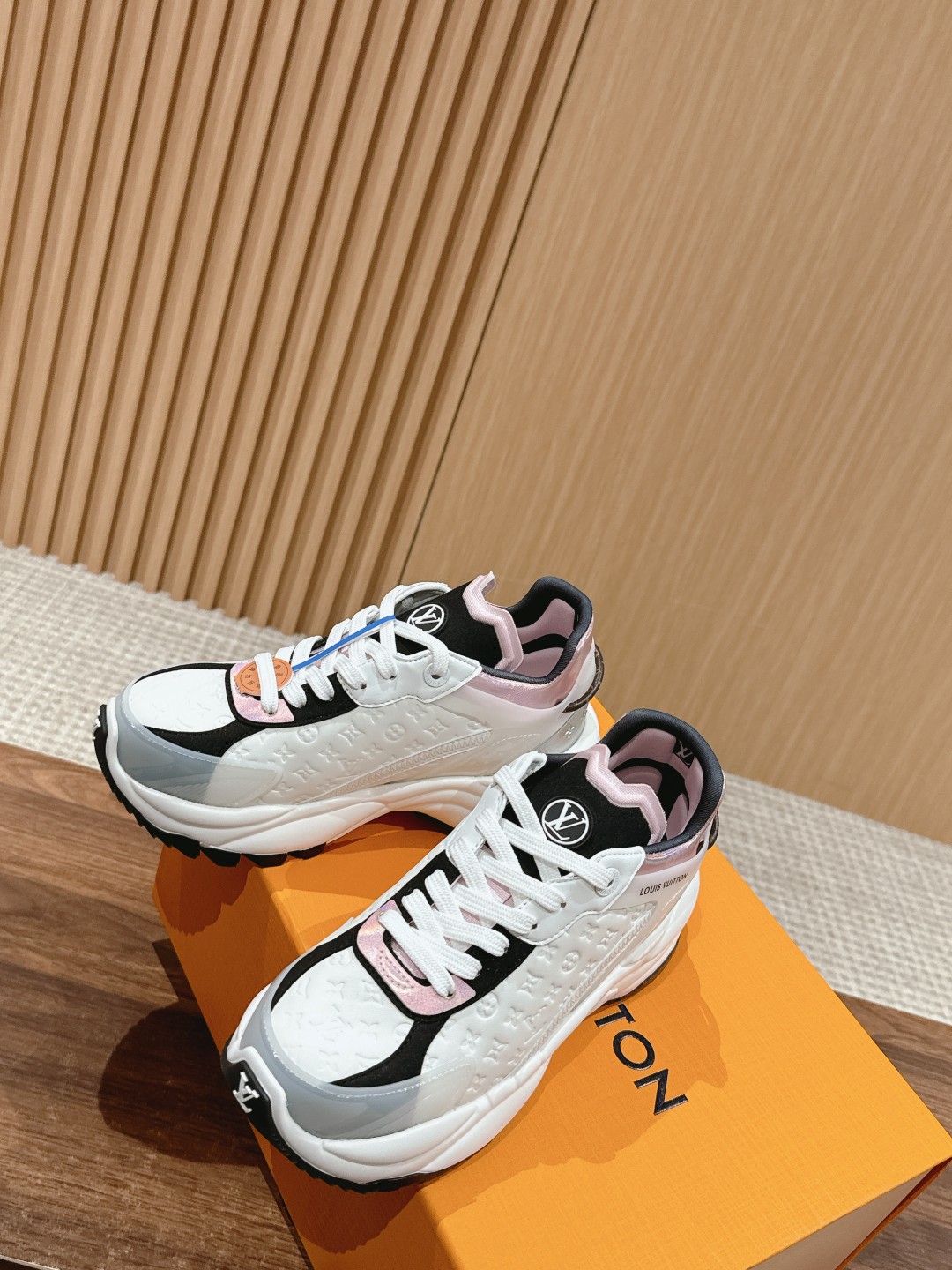 l**is V*t*n run55 sneakers(eu35-eu41)