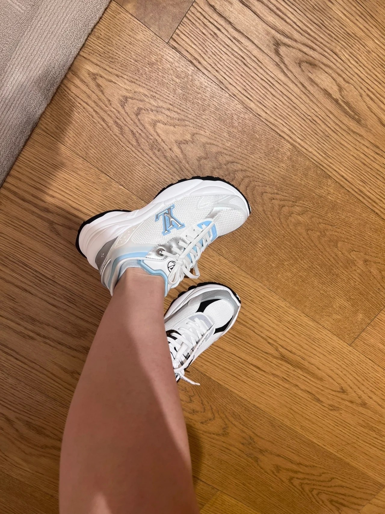 l**is V*t*n run55 sneakers(eu35-eu41)