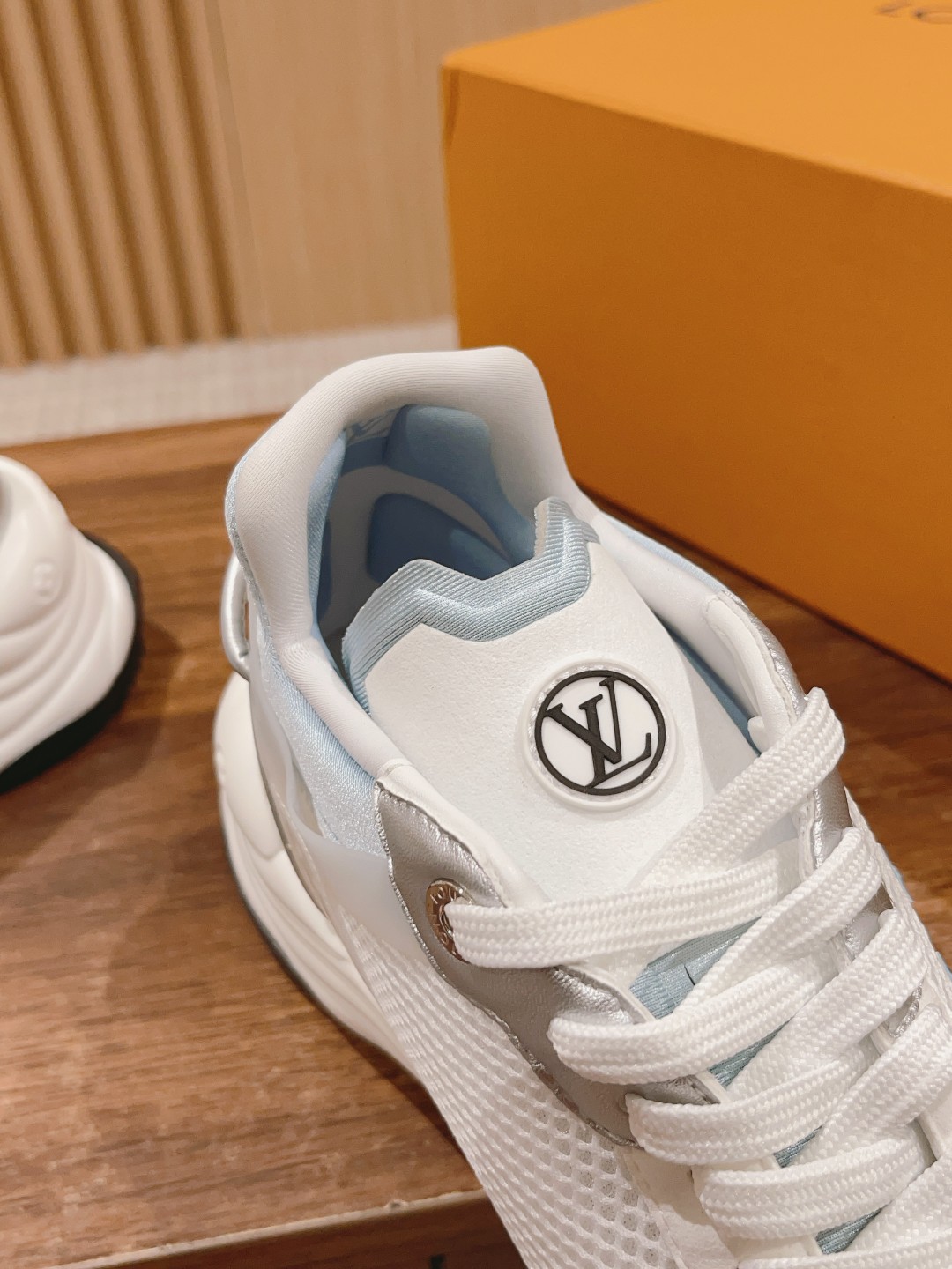 l**is V*t*n run55 sneakers(eu35-eu41)