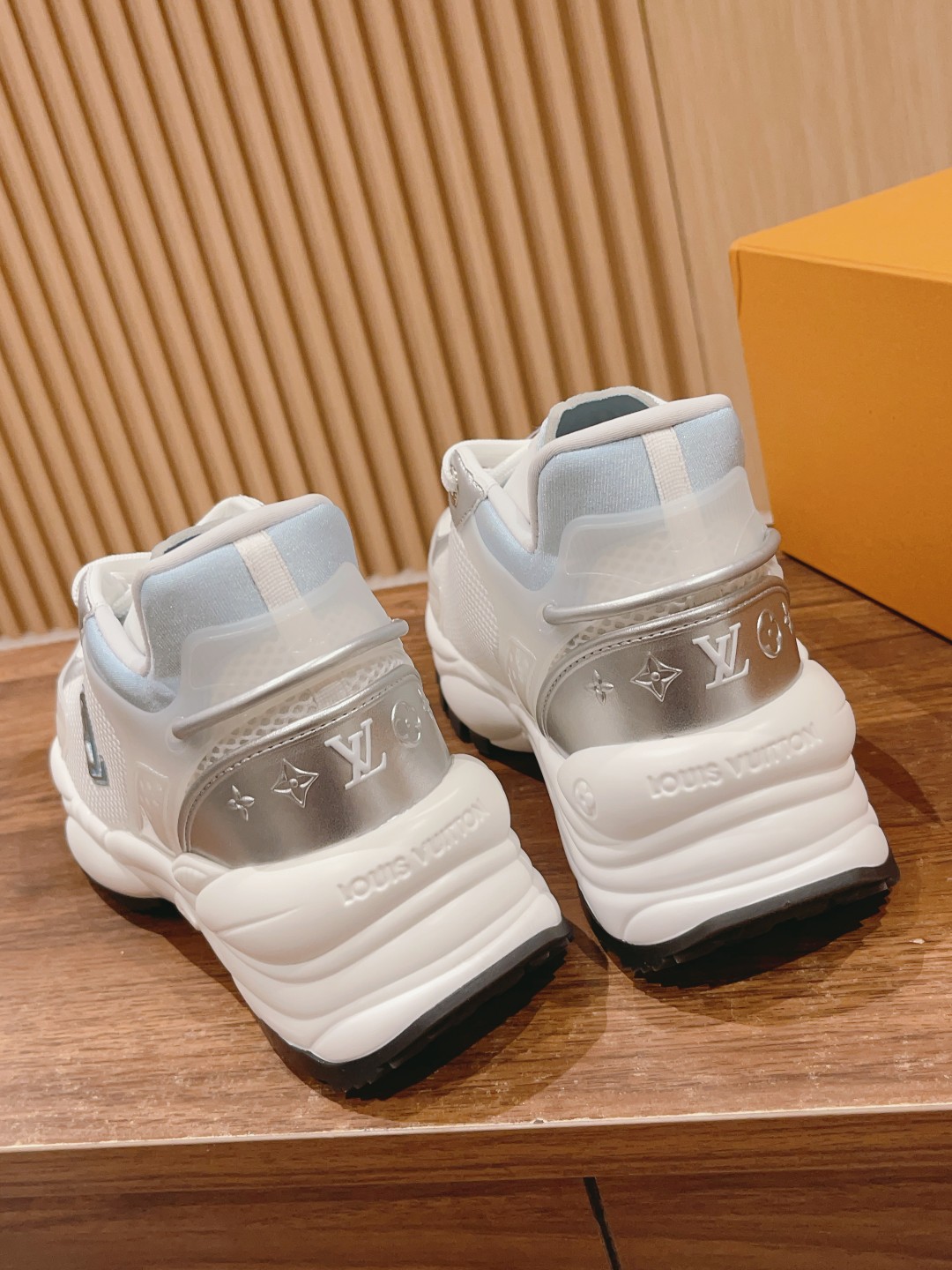 l**is V*t*n run55 sneakers(eu35-eu41)