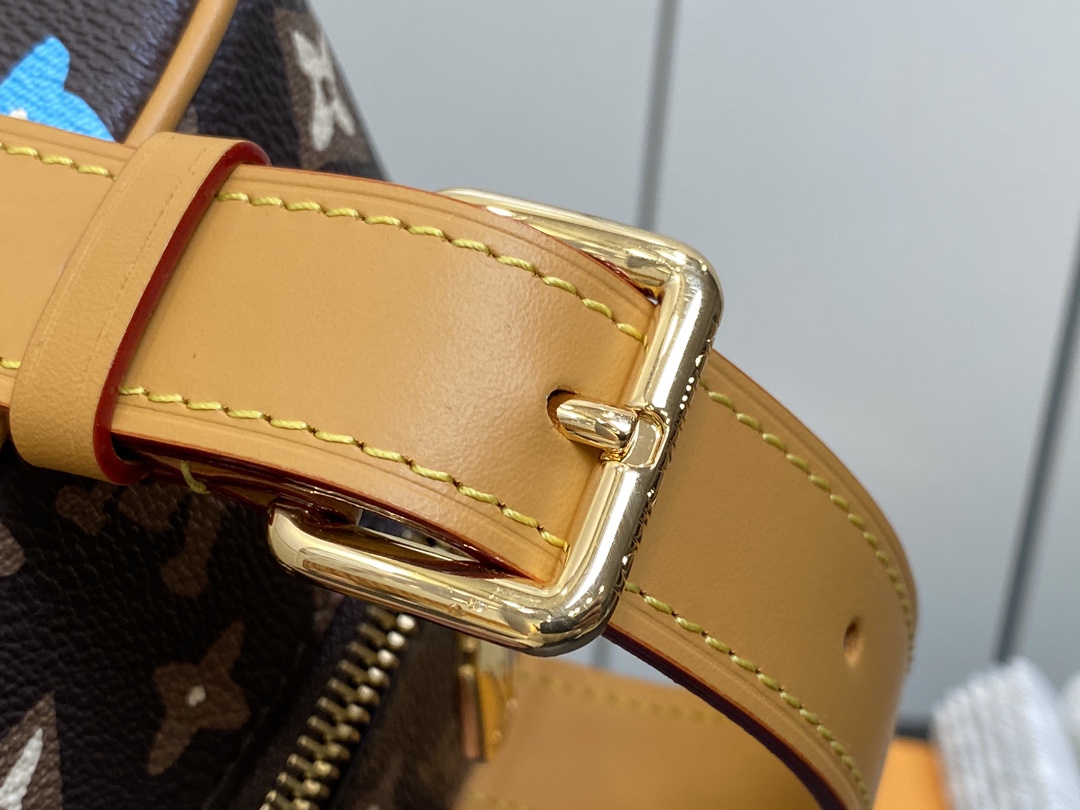 l**is V*t*n locker dopp kit pouch -23 x 13 x 12cm