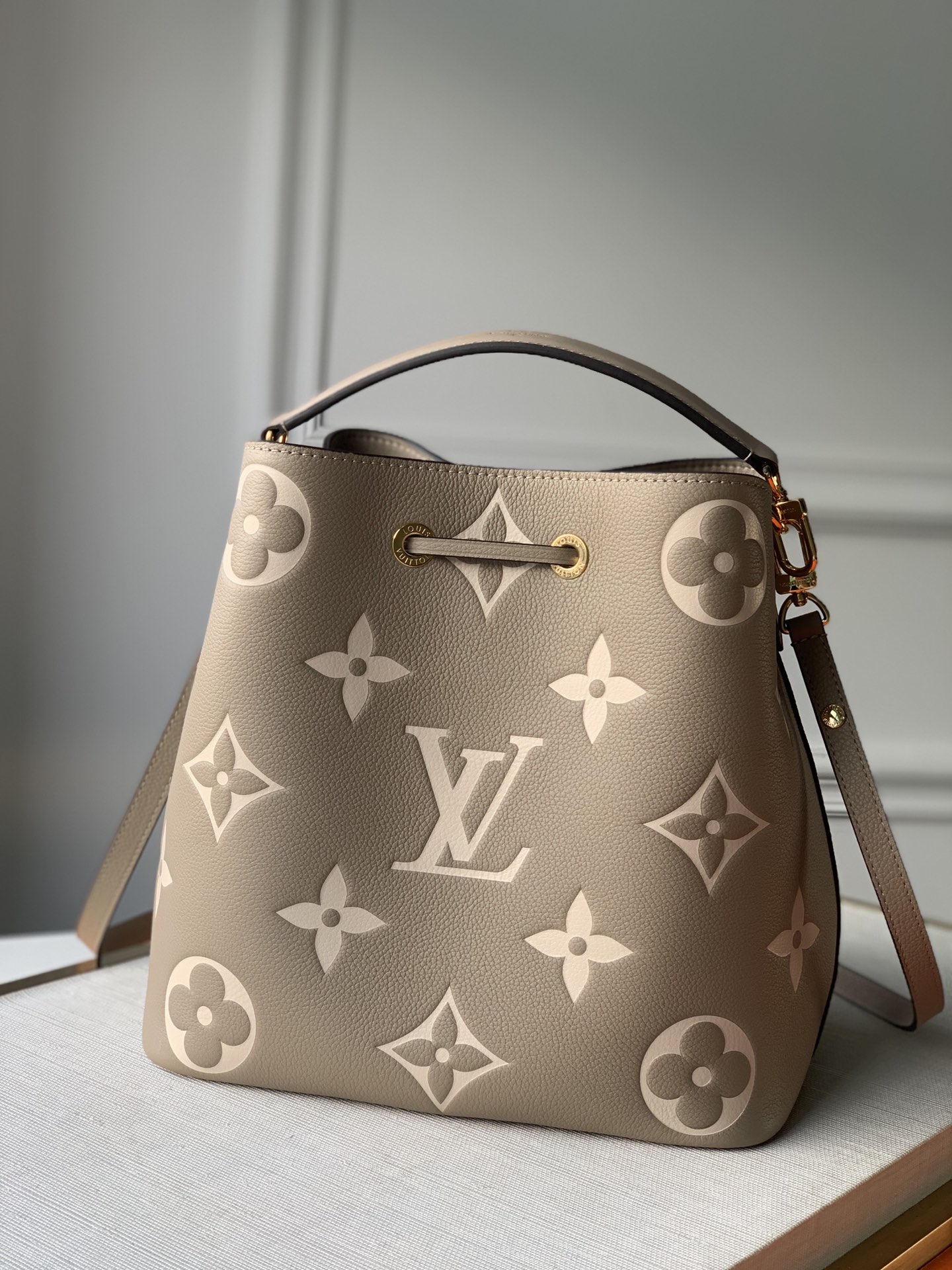 l**is V*t*n néonoé bucket bag -m45555-26x22x27cm