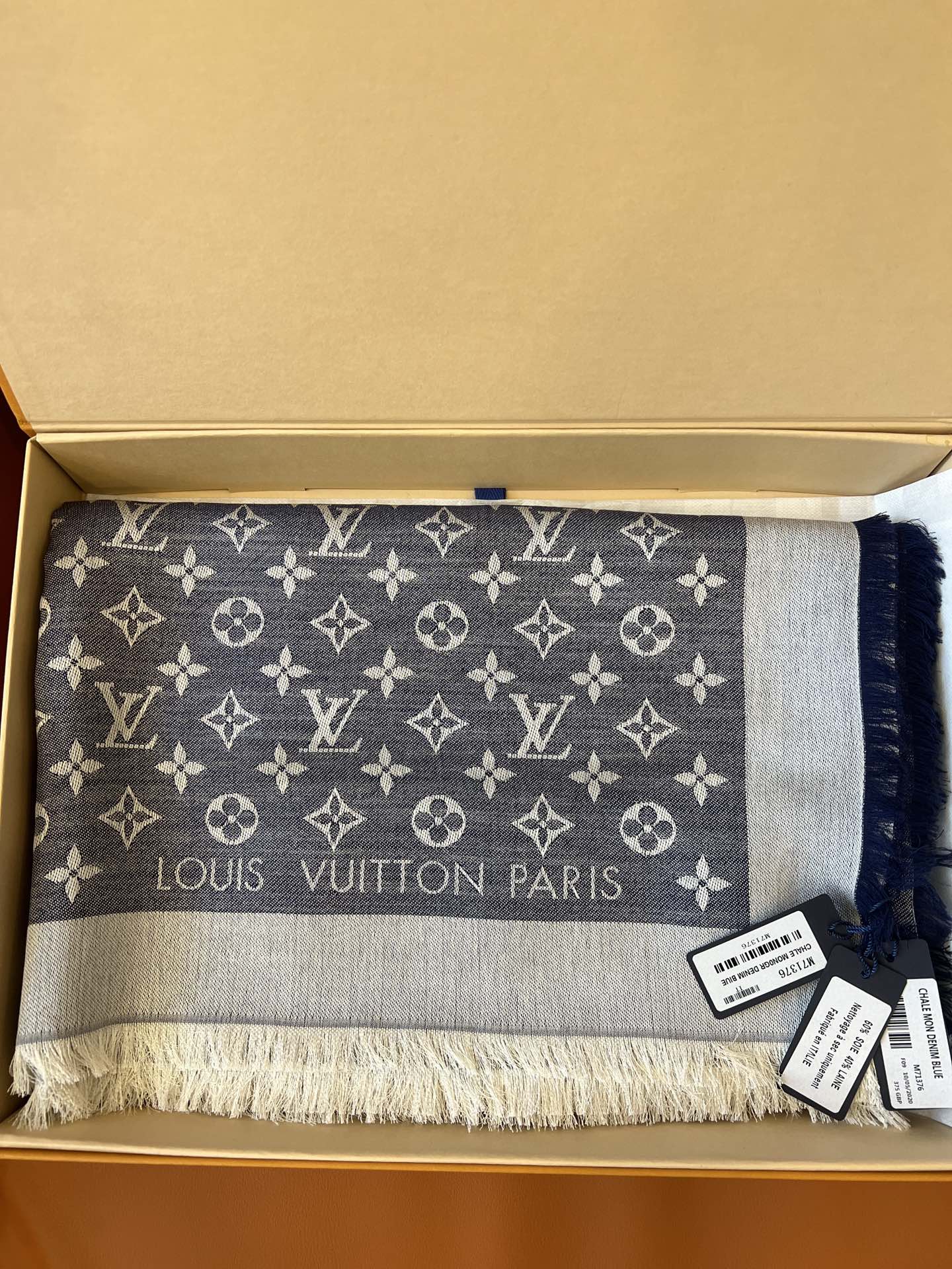 l**is V*t*n scarf