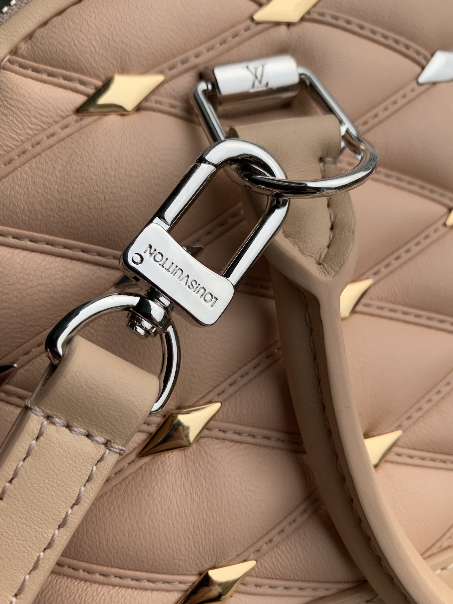 l**is V*t*n alma bb m24062-23.5 x 17.5 x 11.5cm