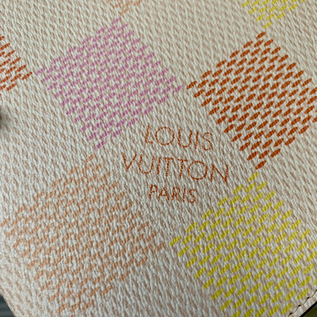 l**is V*t*n pochette accessoires-26x20cm