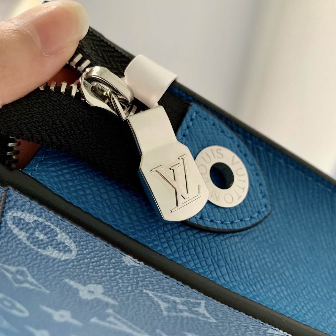 l**is V*t*n pochette accessoires-26x20cm