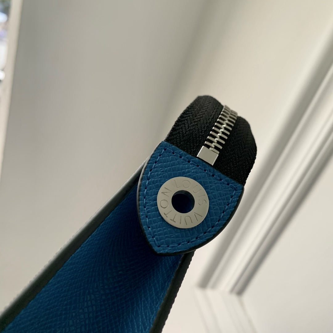 l**is V*t*n pochette accessoires-26x20cm