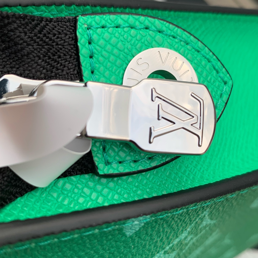 l**is V*t*n pochette accessoires-26x20cm