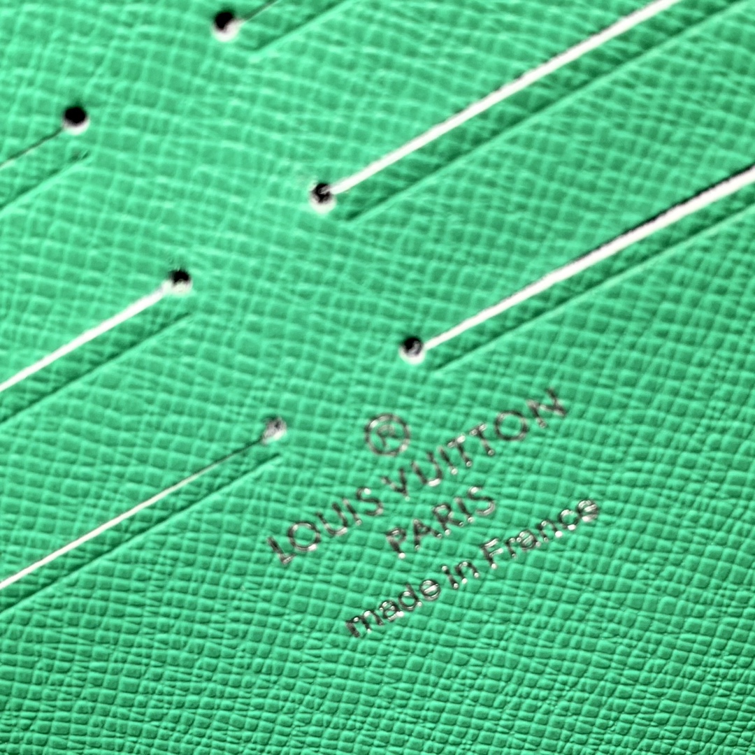 l**is V*t*n pochette accessoires-26x20cm