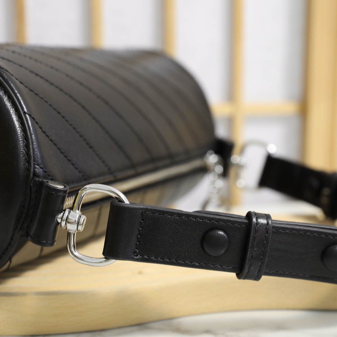 G*u*i blondie shoulder bag-13*25*12cm