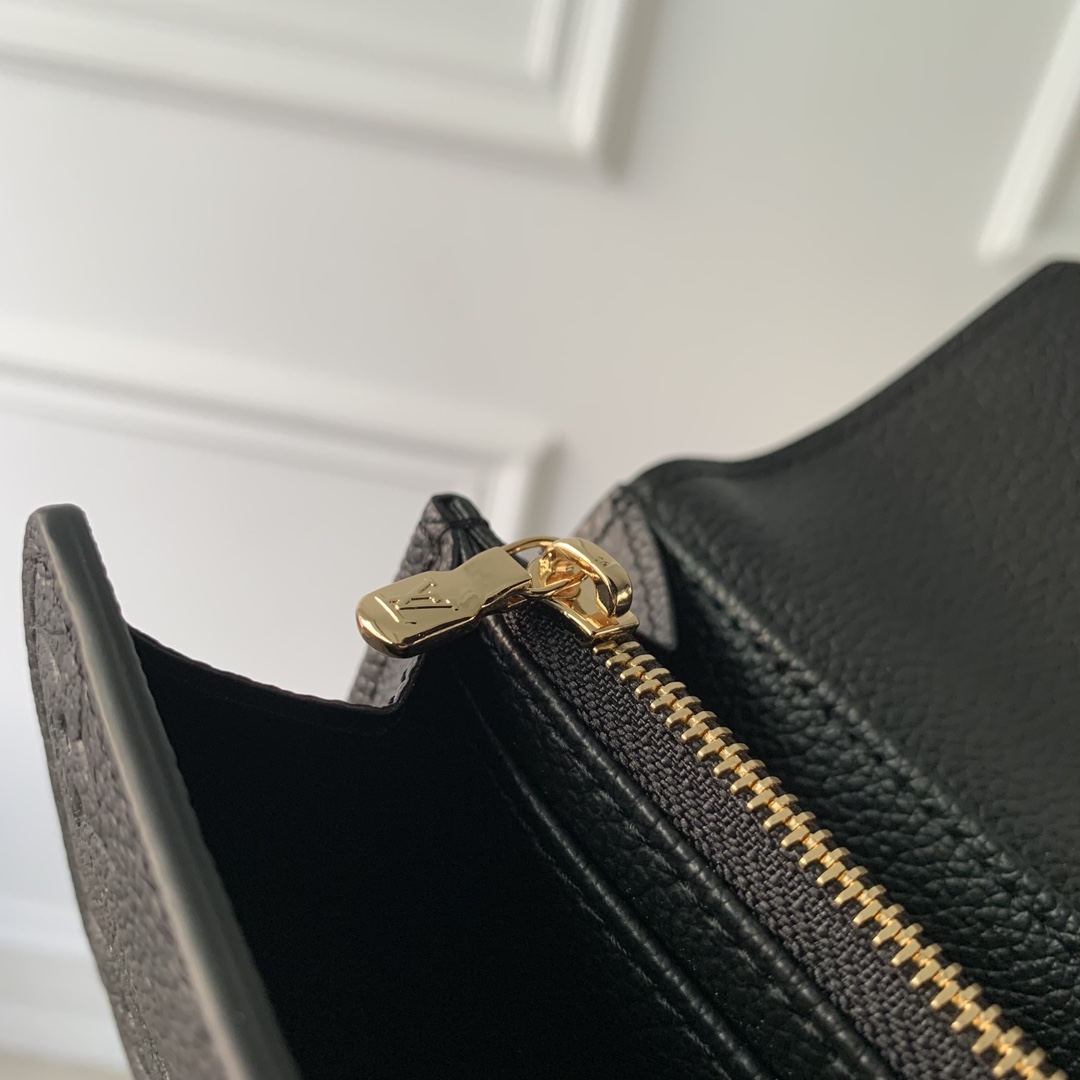 l**is V*t*n wallet-19*11*3cm