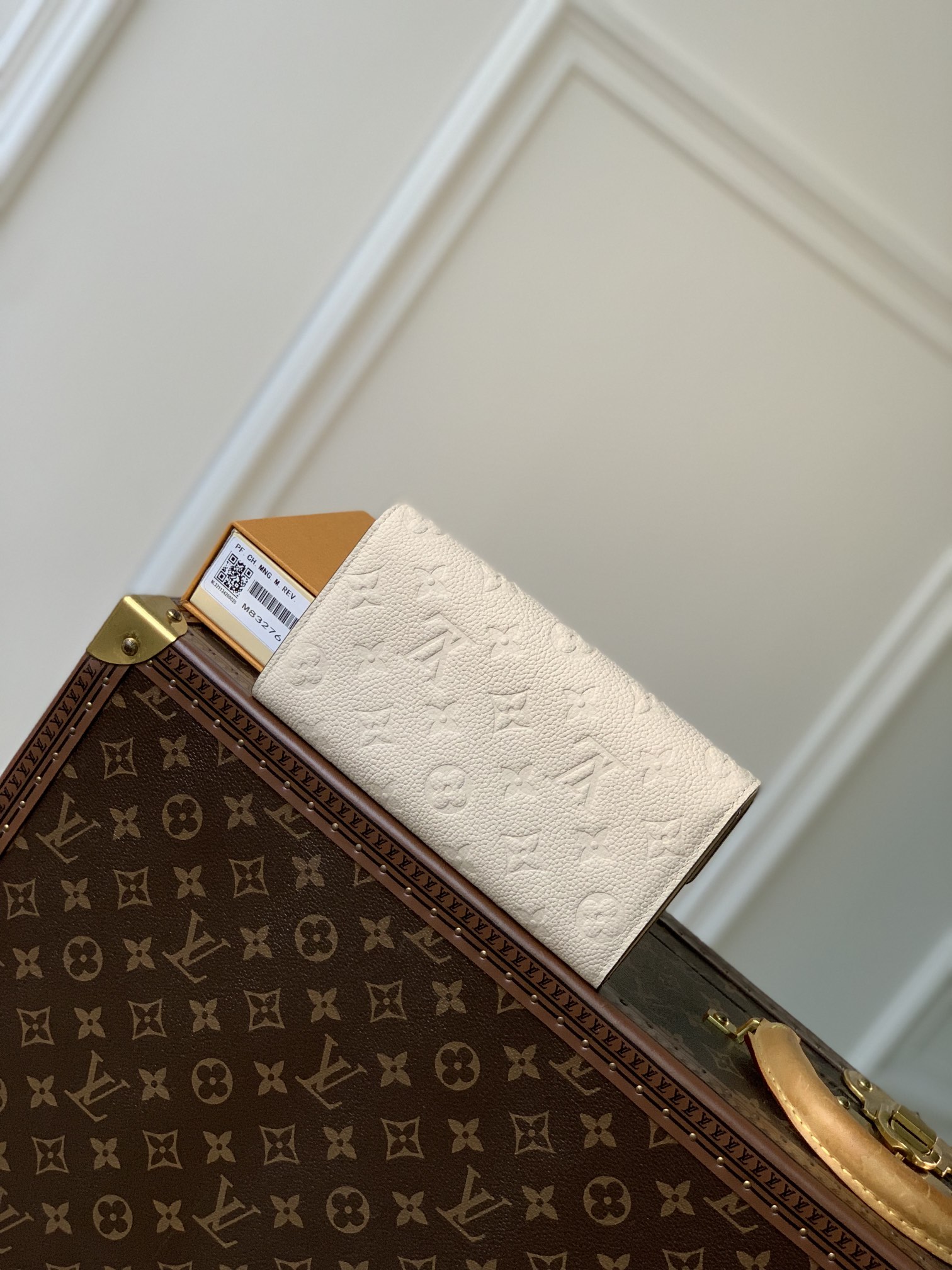 l**is V*t*n wallet-19*11*3cm