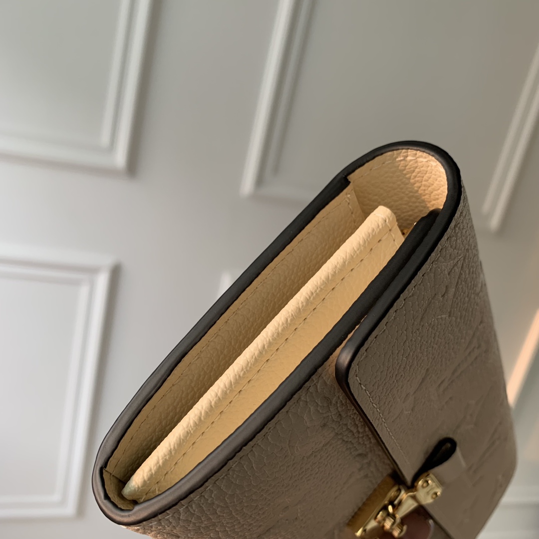 l**is V*t*n wallet-19*11*3cm