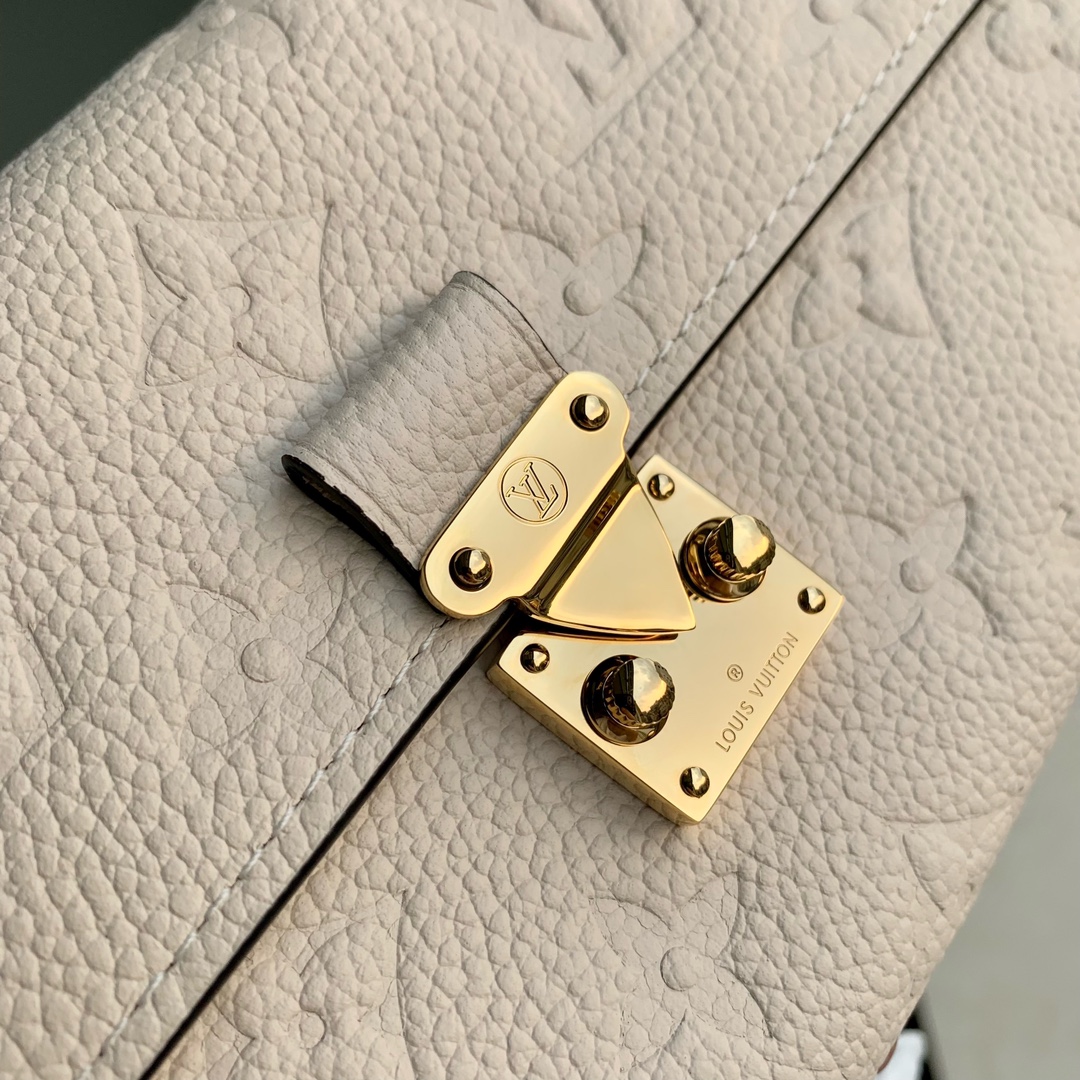 l**is V*t*n wallet-19*11*3cm